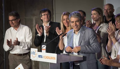 Francesc Homs, en su intervenci&oacute;n para valorar los resultados, junto a Artur Mas y Carles Puigdemont. 