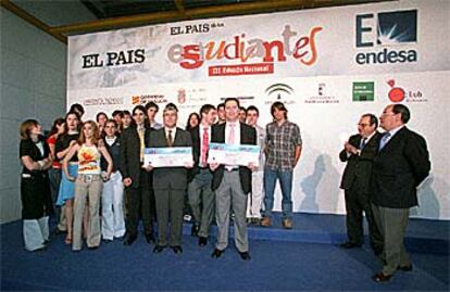 El equipo ganador, junto a Jesús Ceberio.