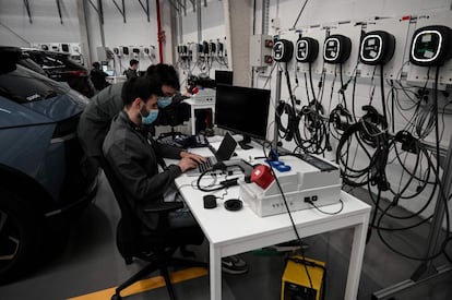 Trabajadores de Wallbox testean sus productos, en una fotografía de archivo.