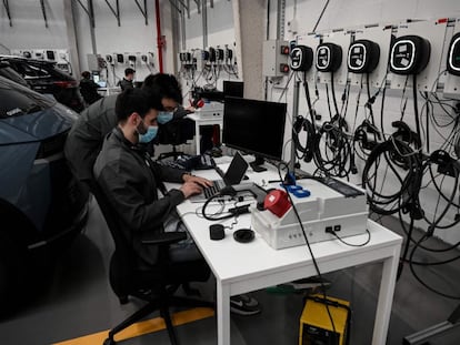 Trabajadores de Wallbox testean sus productos, en una fotografía de archivo.