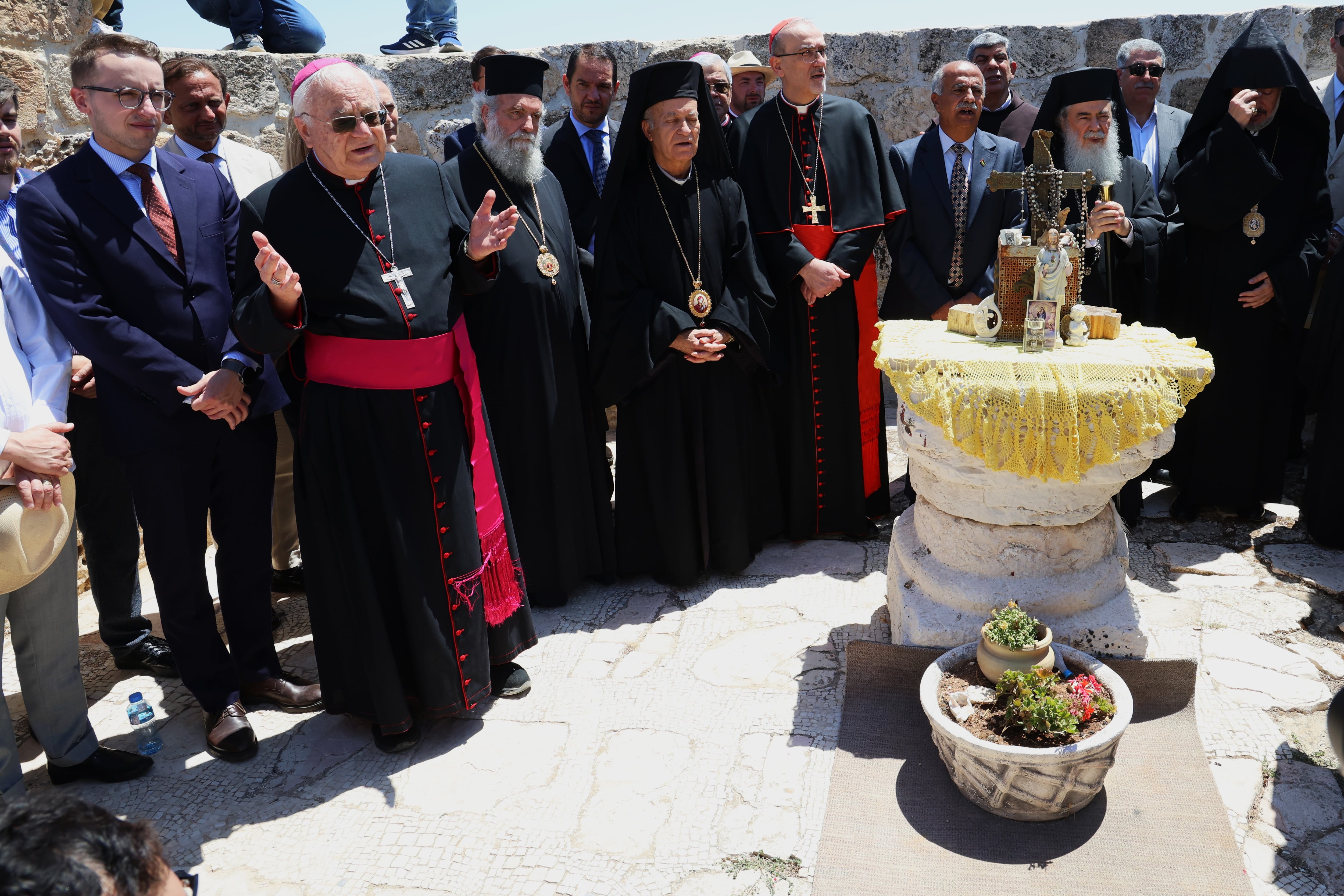 Responsables religiosos cristianos en Tierra Santa y representantes diplomáticos oran este lunes en los restos de la iglesia de San Jorge de Taybeh (Cisjordania), cuyo entorno ha sido atacado recientemente por colonos judíos.