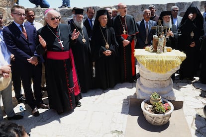 Responsables religiosos cristianos en Tierra Santa y representantes diplomáticos oran este lunes en los restos de la iglesia de San Jorge de Taybeh (Cisjordania), cuyo entorno ha sido atacado recientemente por colonos judíos.