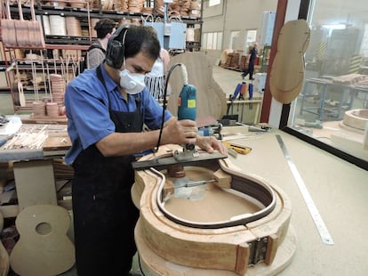 El lutier peruano Benigno Marín realiza el montaje del mango, aros, tapa y suelo aplicando la misma técnica de construcción que practicaba el fundador de la empresa en 1905. La compañía está interesada en crear en Toledo una escuela de lutería con autorización para expedir títulos oficiales.