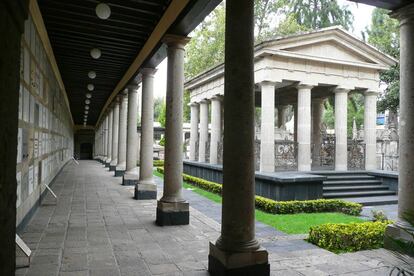 Vista de los pasillos del Pante&oacute;n de San Fernando y la tumba de Benito Ju&aacute;rez en la ciudad de M&eacute;xico.