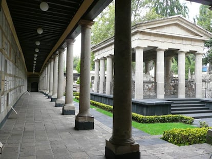 Vista de los pasillos del Panteón de San Fernando y la tumba de Benito Juárez en la ciudad de México.