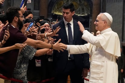El papa León XIV saluda a los 'influencers' católicos tras la misa, este martes.