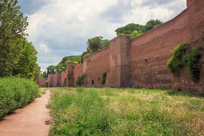 En el año 270, el emperador Aurelio decidió rodear Roma ante la amenaza de los bárbaros desde el norte. La longitud original de las Murallas Aurelianas, de planta rectangular y edificación sencilla, era de unos 18 kilómetros de largo (con más de 382 torres), por lo que son consideradas como uno de los monumentos más grandes de la Roma Imperial. En la actualidad se conservan unos 12 kilómetros, que se pueden recorrer (una de las partes mejor conservadas está junto a Porta San Sebastiano). Más información: <a href="https://www.turismoroma.it/" target="_blank">turismoroma.it</a>