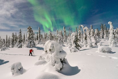 Un fotógrafo tratando de captar una aurora boreal en la Laponia finlandesa.