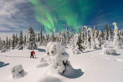 Un fotógrafo tratando de captar una aurora boreal en la Laponia finlandesa.