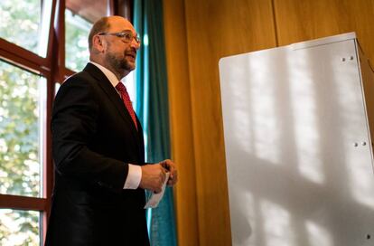 Martin Schulz, prepara su voto en un colegio electoral en Wuerselen (Alemania). Schulz agradeció el buen tiempo reinante, que espera que sirva de aliciente para una alta participación.