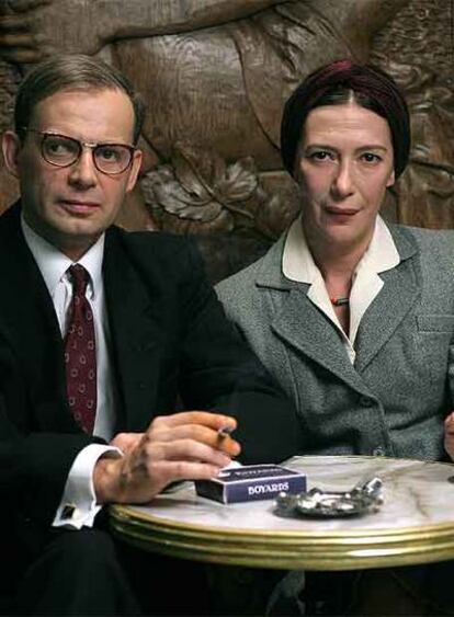 El actor Denis Podalydès y la actriz Anne Alvaro, encarnando a Jean-Paul Sartre y Simone de Beauvoir en el telefilme <i>Sartre</i>.
/ FRANCE 2