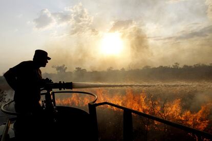 Un bombero trabaja para combatir un incendio forestal en el Parque Nacional en Brasilia. La capital brasile?a sufre con la baja humedad en los ltimos das y el perodo de sequa, alrededor de 80 bomberos trabajan para combatir el fuego.