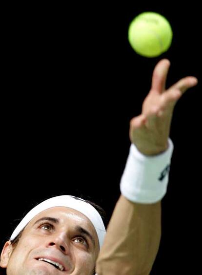 David Ferrer se dispone a efectuar un saque.