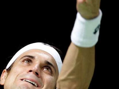 David Ferrer se dispone a efectuar un saque.