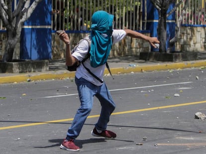 Estudiantes chocan con la Policía en Managua.