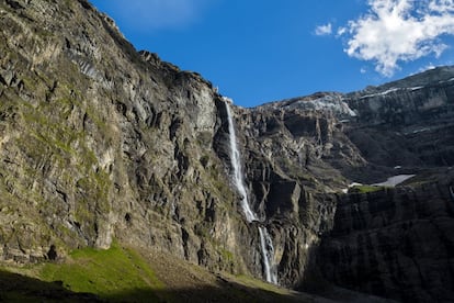 Este enorme circo glaciar, patrimonio mundial de la Unesco desde 1997 e integrado en el Parc National des Pyrénées, es, según palabras de Victor Hugo, “una montaña y una muralla al mismo tiempo. [...] Es el Coliseo de la naturaleza”. Es, sin duda, uno de los sitios pirenaicos más visitados. Solo es posible acceder a pie a este gran anfiteatro de rocas sedimentarias oscuras, surcado de neveros y en medio del cual brillan las aguas de la cascada de Gavarnie, situado a más de 1.500 metros de altitud. Los vehículos deben aparcar a la entrada del pueblo de Gavarnie, donde comienza la ruta principal. La alternativa si hay mucha gente es visitar otro circo más grande y más virgen, el de Troumouse, con menos afluencia, que se sitúa al oeste. Eso sí, Gavarnie presenta una cara completamente diferente según la estación del año. En verano domina el verde; en otoño es una explosión de colores dorados, y en invierno se tiñe de blanco y negro. <br></br> Más información: valleesdegavarnie.com