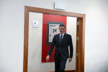 El presidente del Gobierno, Pedro Snchez, a la entrada de la sala de prensa de La Moncloa para anunciar el acuerdo con Junts. 