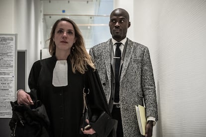 El rapero francés Nick Conrad  llega junto a su abogada a un juicio en París, en enero de 2019. 
