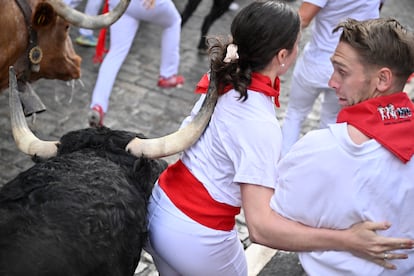 Varios corredores, junto al asta de uno de los toros de la ganadería de Fuente Ymbro.
