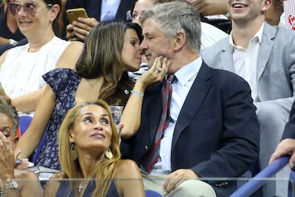 Alec Baldwin y su esposa Hilaria Baldwin, embarazada de su tercer hijo junto al actor, asistieron al partido inaugural del US Open de tenis, celebrado el 29 de agosto.
