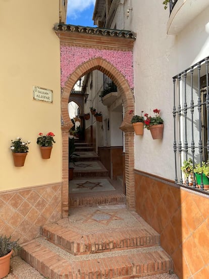 Una de las calles de Alfarnate decoradas con flores de cerezo hechas con papel.