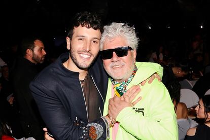 Y Almodóvar también posó junto al colombiano Sebastián Yatra, que recibió el premio a Mejor Álbum en la categoría Global Latina por Dharma.