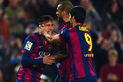 Neymar celebra junto a Luis Su&aacute;rez y Alves su segundo gol frente al Elche.