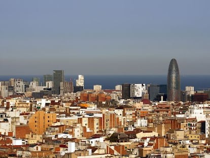 Vista de Barcelona, amb la torre Agbar a la dreta.