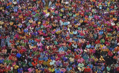 Estudiantes muestran sus camisetas tras pintarlas de colores en el patio de un colegio en Chennai (India). Más de 3.500 estudiantes pintaron un total de 7.000 blusas en una hora.