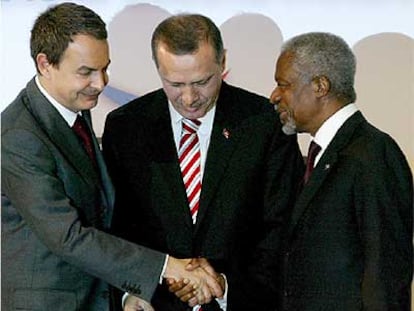 José Luis Rodríguez Zapatero estrecha la mano a Kofi Annan (derecha) ante Recep Tayyip Erdogan.