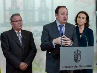 El presidente de La Rioja, Pedro Sanz (c), acompañado de los alcaldes de Logroño, Cuca Gamarra (d) y Haro, Patricio Capellán (i), durante el llamamiento que ha hecho hoy para que toda la sociedad riojana "sin fisuras" apoye "El paisaje cultural del vino y el viñedo de La Rioja y Rioja Alavesa" en su camino hacia la declaración de Patrimonio de la Humanidad, que ha calificado de "hito", y que espera que sea respaldada por la UNESCO en 2015.