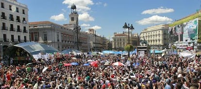La Puerta del Sol repleta de gente que participa en las votaciones de propuestas a mediodía.