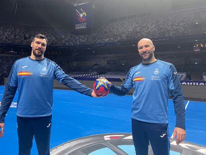 Gedeón Guardiola y Joan Cañellas, jugadores de la selección española de balonmano.