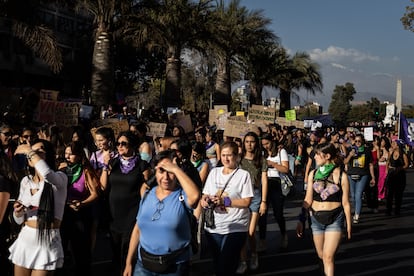 Manifestantes marchan en grupo en la conmemoración del Día Internacional de la Mujer en Santiago.
