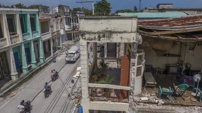 Además de los muertos, el terremoto ha dejado al menos 12.000 heridos, según los cálculos de las autoridades haitianas. La ciudad de Los Cayos, de unos 90.000 habitantes, ha sido la más afectada. En la imagen, una vivienda afectada en esa localidad.