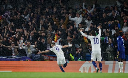 Karim Benzema celebra el primer gol del Real Madrid en Stamford Bridge.