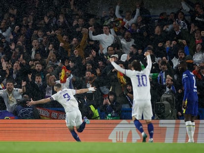 Karim Benzema celebra el primer gol del Real Madrid en Stamford Bridge.