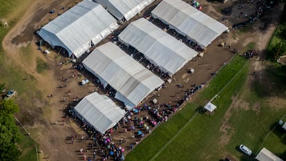 El Instituto Nacional de Migración ha instalado un campamento improvisado en las afueras de San Pedro Tapanatepec, Oaxaca. 