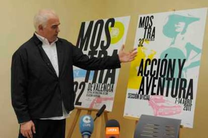 Óscar Mariné muestra el cartel de la próxima Mostra, del que es autor.