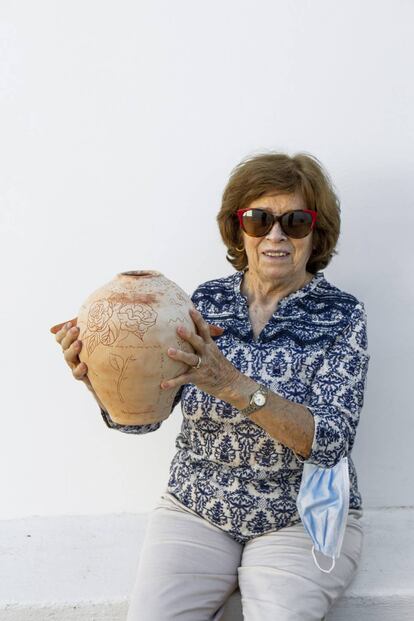 Manuela Cox, madre de Ana Nance, con una de las obras de su hija.