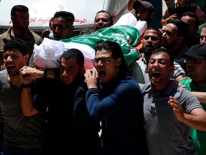 El cuerpo de un militante de Hamás es transportado por un grupo de hombres el 13 de mayo.