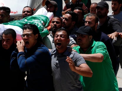 Funeral de militantes do Hamas para algumas das vítimas dos bombardeios israelenses, nesta quinta-feira, em Gaza.