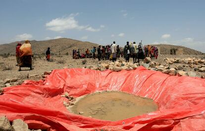 Desplazados internos se reúnen junto a una balsa para recoger agua cerca de la ciudad de Habaas, en Awdal.