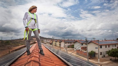 Lucineide Silva, que tiene una microempresa de manutención y limpieza de paneles solares.