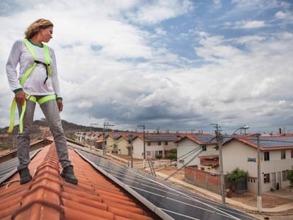 Lucineide Silva, que tiene una microempresa de manutención y limpieza de paneles solares.