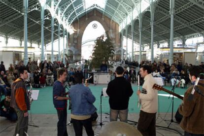 El mercado de Colón albergó ayer 12 horas de concierto en beneficio de las víctimas del maremoto.