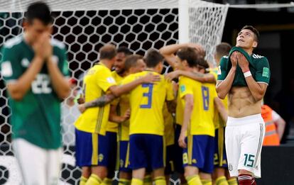 El equipo de Suecia celebra el gol de Edson Álvarez mientras los mexicanos se lamentan.