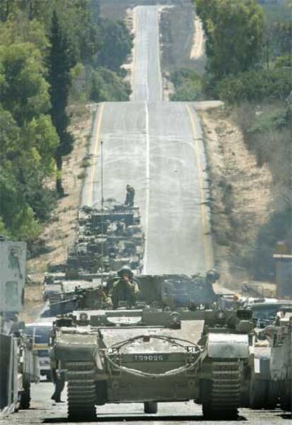 Una columna de blindados israelíes, en una carretera en la frontera entre Israel y Líbano.