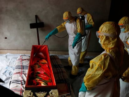 Un trabajador desinfecta el ataúd de una posible víctima de ébola en RD.