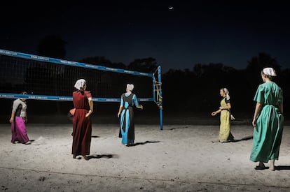 Un grupo de mujeres practican el voleibol, juego que goza de mucha aceptación entre los jóvenes amish.